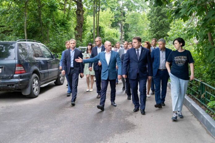 Секретарь подольского отделения партии «Единая Россия» Дмитрий Жариков проверил содержание дворовых и общественных пространств...