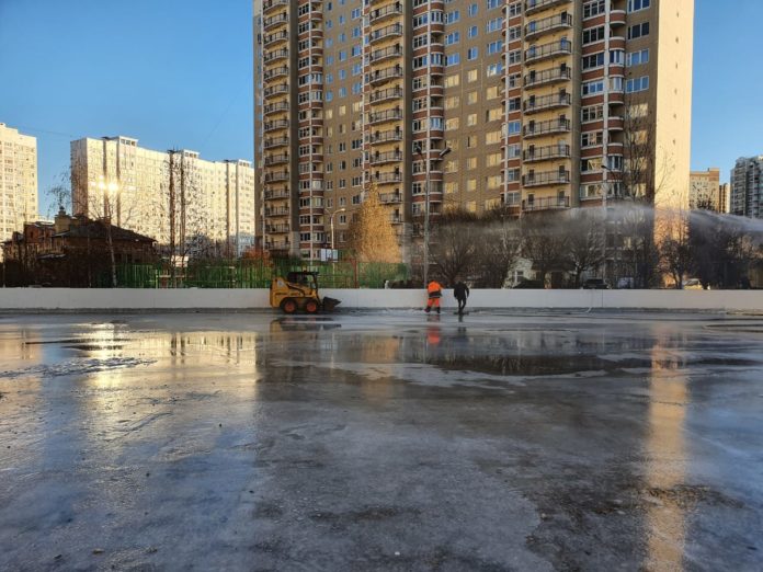 Для жителей микрорайона Кузнечики заливают каток