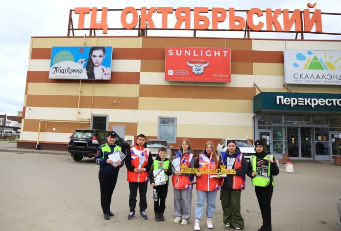 Вблизи торговых центров и местах отдыха горожан сотрудники отдела Госавтоинспекции г.о. Подольск и волонтеры...