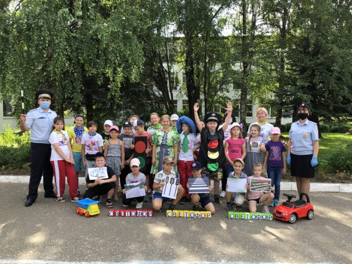 Сотрудники подольской Госавтоинспекции организовали праздник для школьников «День рождения светофора»