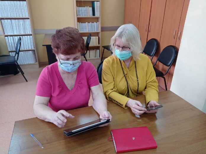 Занятия по компьютерной грамотности в рамках проекта «Активное долголетие» проходят в округе