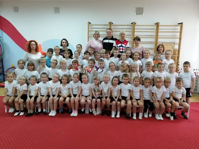 Чемпионка по легкой атлетике провела зарядку в детсаду Подольска