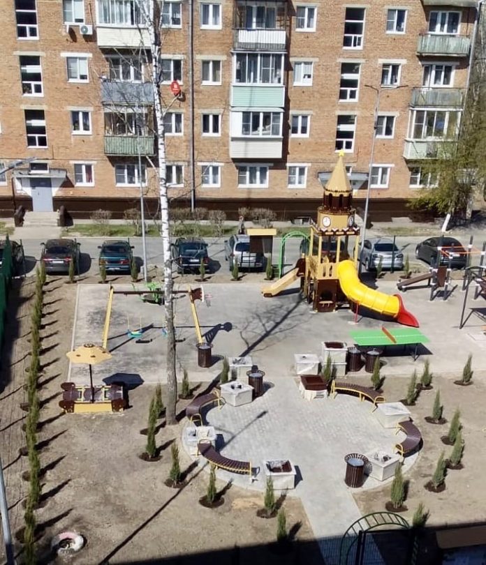 Более 70 саженцев можжевельника высадили во дворе домов № 2/18 и № 4 по...