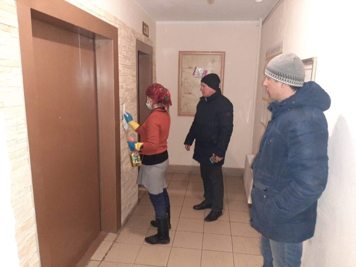 В микрорайоне Кузнечики проверили качество дезинфекционной обработки подъездов