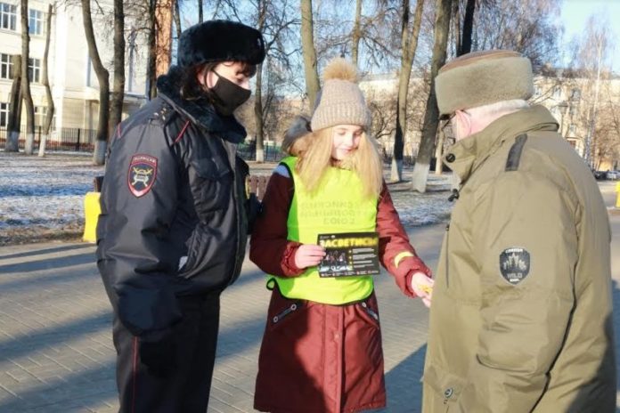 Акцию «Яркий пешеход» провели общественники и полицейские