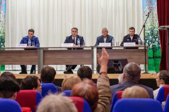 Жителей мкр. Восточный ознакомили с планами ремонта и благоустройства