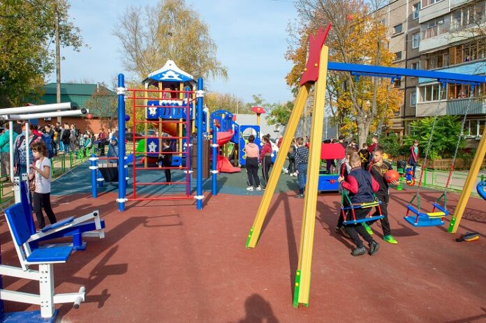 Новую детскую игровую площадку открыли на улице Плещеевской в Городском округе Подольск