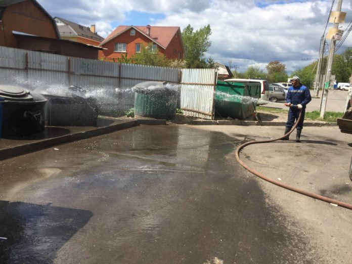 В микрорайоне Львовский была проведена дезинфекция мусорных контейнеров