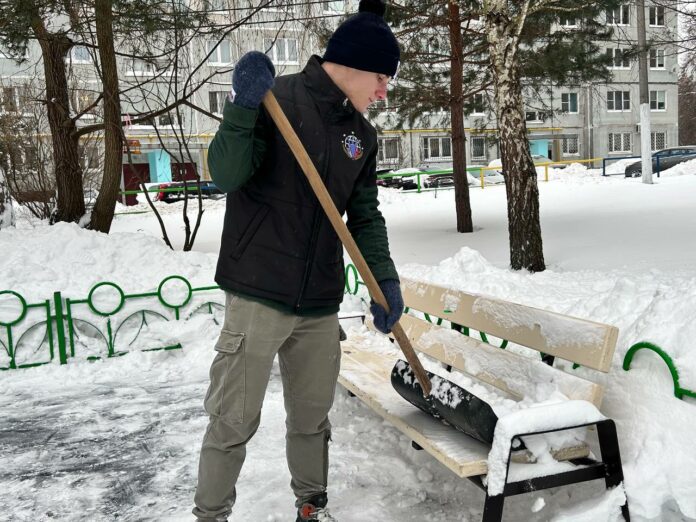 Молодежные активисты убирают снег в Подольске