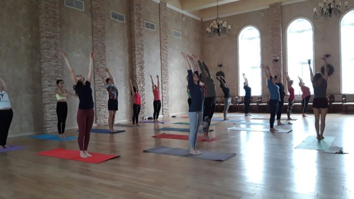 Занятие йогой состоялось в КПЦ «Дубровицы» 18 января