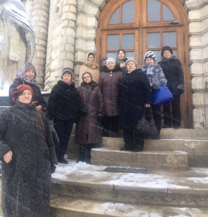 Подольчане пожилого возраста посетили храм Знамения Пресвятой Богородицы