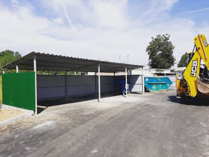 Продолжаются работы по устройству контейнерных площадок в зоне индивидуальной жилой застройки в микрорайоне Львовский