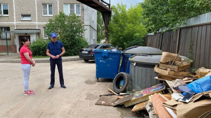 Депутат Сергей Кулёв совместно с представителем комитета ЖКХ проверили своевременность вывоза мусора