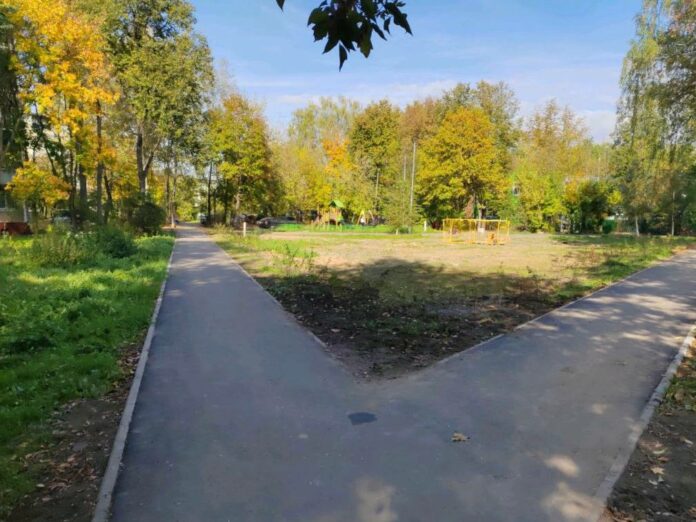 В Подольске отремонтировали еще несколько подъездных дорог и тротуаров