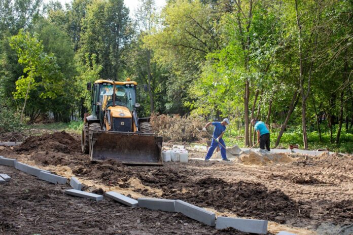 Современную площадку для выгула собак строят на Госпитальной улице 