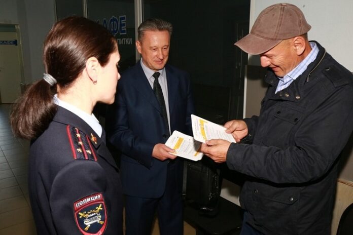 В Подольске полицейские и председатель Общественного совета при УМВД провели акцию «Финансовый компас»