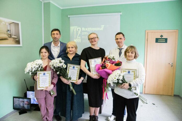 Отличившихся медсестер наградили в день их профессионального праздника