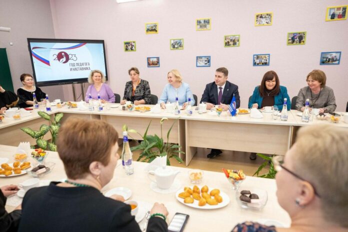 Дмитрий Жариков встретился за чашкой чая с подольскими педагогами и вручил награды.