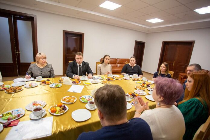 Новым старостам сельских населенных пунктов округа удостоверения и нагрудные знаки вручил глава Подольска