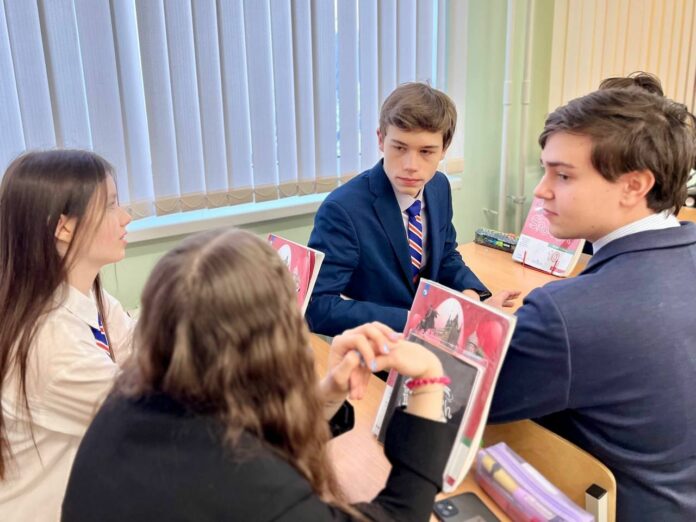 Молодогвардейцы провели тренинг в гимназии Подольских курсантов