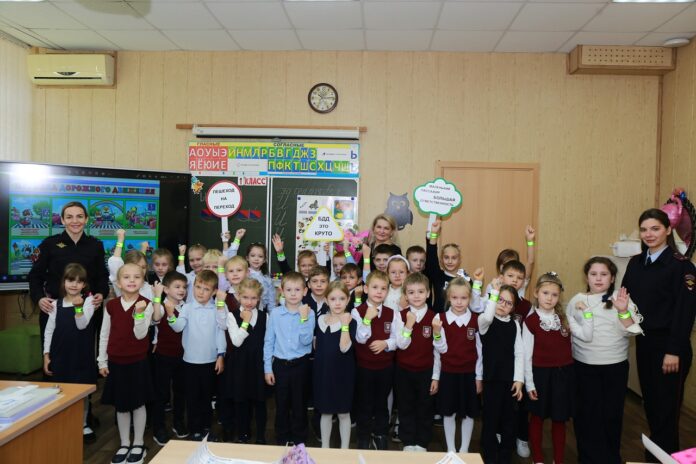 В преддверии Дня учителя сотрудники государственной автоинспекции выразили свои поздравления педагогам