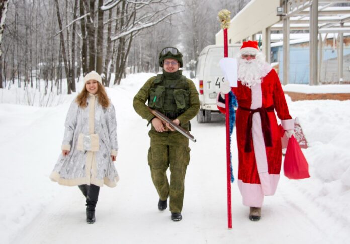 Оружейникам ЦНИИТОЧМАШ новогоднее настроение  подарили Дед Мороз, Снегурочка и боец в экипировке «Ратник»