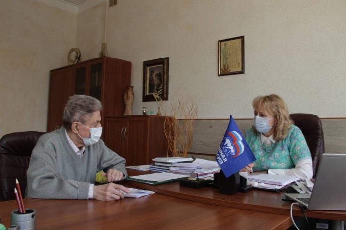 Прием граждан ведут члены партийного актива и депутаты.