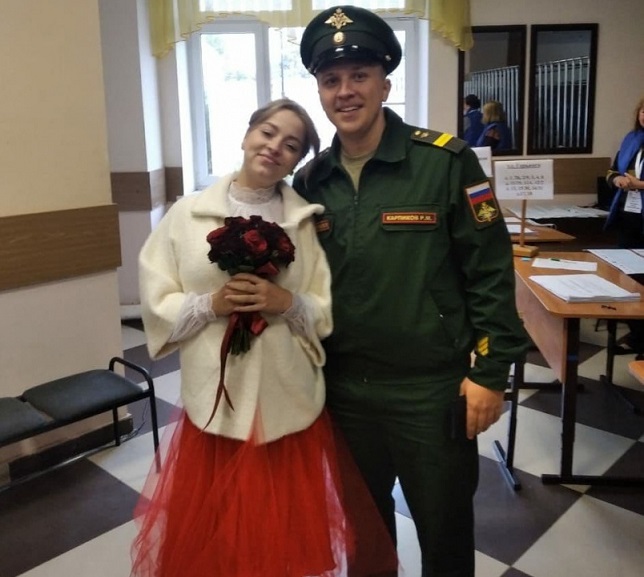 Молодожены проголосовали в микрорайоне Львовский