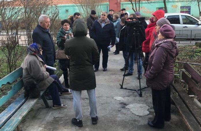 В поселке Дубровицы с жителями домов № 2 и № 4 обсудили вопросы ремонта...