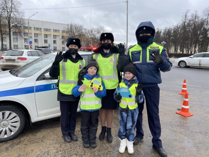 Мастер-класс по изготовлению поздравительных открыток-машинок провели автоинспекторы и ЮИДовцы