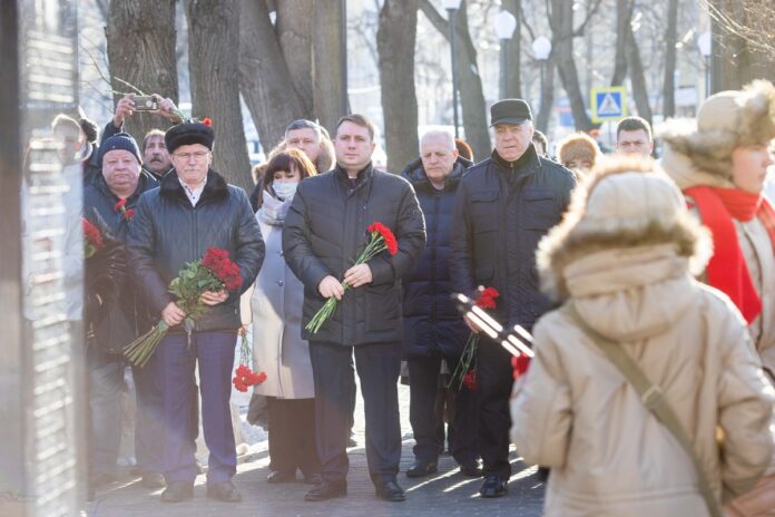 Дмитрий Жариков принял участие в церемонии возложения цветов к памятнику воинам-интернационалистам в округе