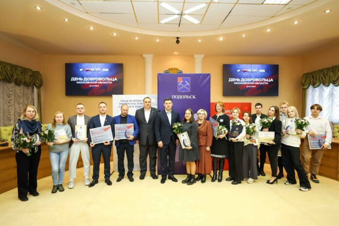 Партийцы поздравили активистов с Днем добровольца