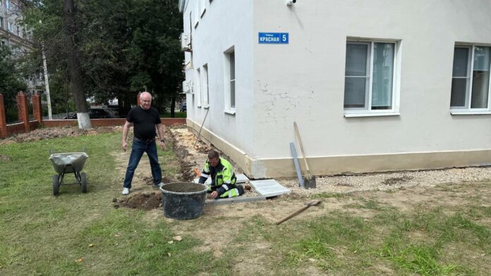 На улице Красной в Подольске обновляют фасад и территорию стоматологии