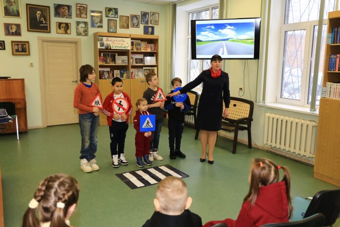 Сотрудники Госавтоинспекции Московской области посетили воспитанников подольского городского центра социальной помощи семье и детям