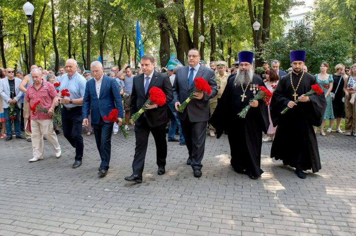 Дмитрий Жариков в День ВДВ почтил память земляков-десантников у мемориала воинам-интернационалистам