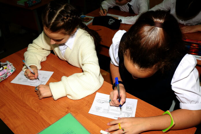 Интеллектуальная игра по Правилам дорожного движения прошла в школе №35