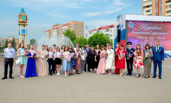 Глава Подольска Николай Пестов вручил медали «За особые успехи в учении» подольским выпускникам 12...