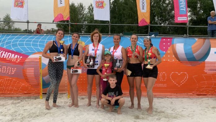 Подольская женская команда стала лучшей на региональном турнире по пляжному волейболу