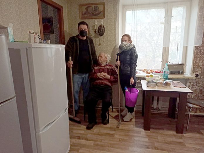 Волонтеры провели уборку в квартире ветерана ВОВ