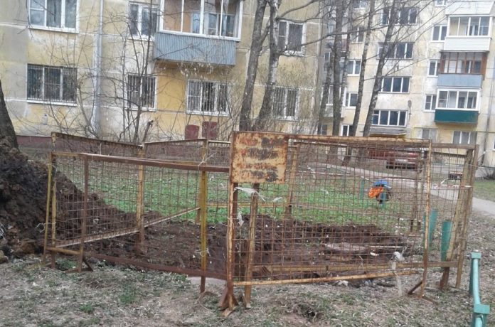 В Подольске устранили аварию в сети канализации и засыпали провал грунта