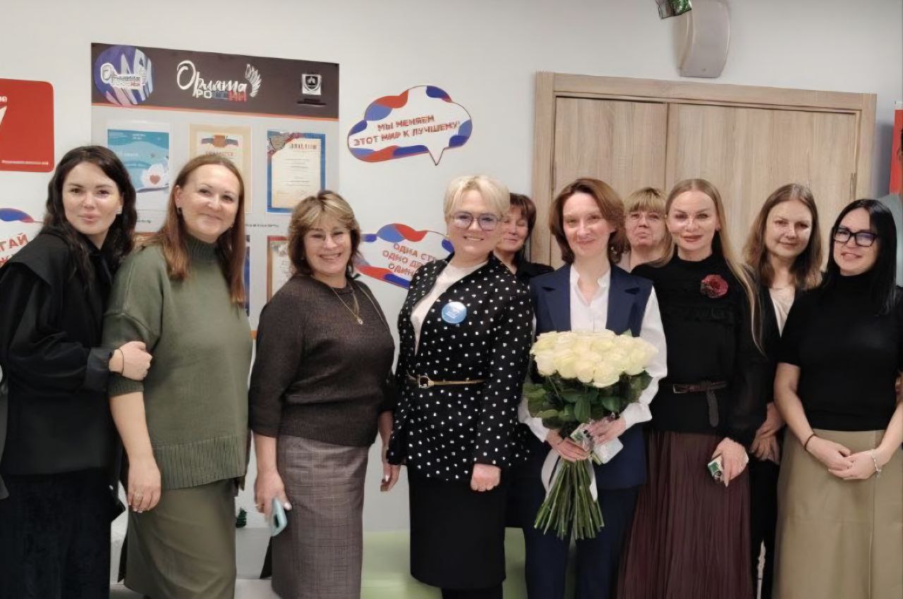 Наставничество и опыт: юбилей педагога отметили в рамках женского движения
