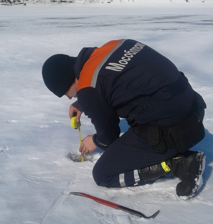 К сведению подольчан: о толщине льда на реке Пахре 22 марта