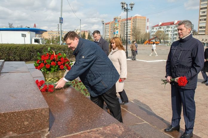Глава муниципалитета принял участие в церемонии возложения цветов к памятнику Владимиру Ленину