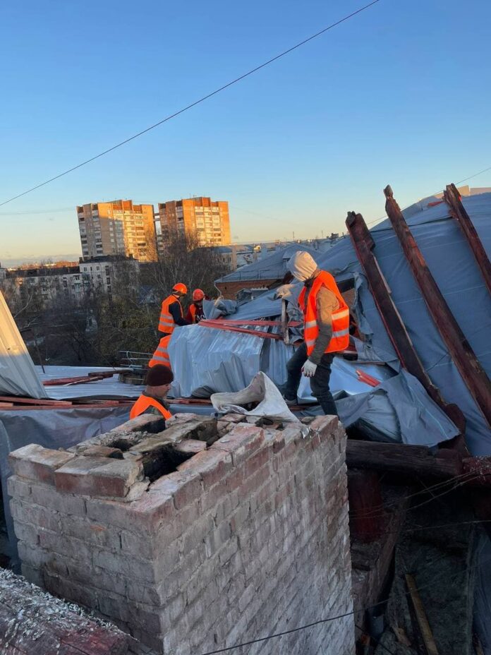 На Рабочей улице ведутся работы на повреждённой кровле дома