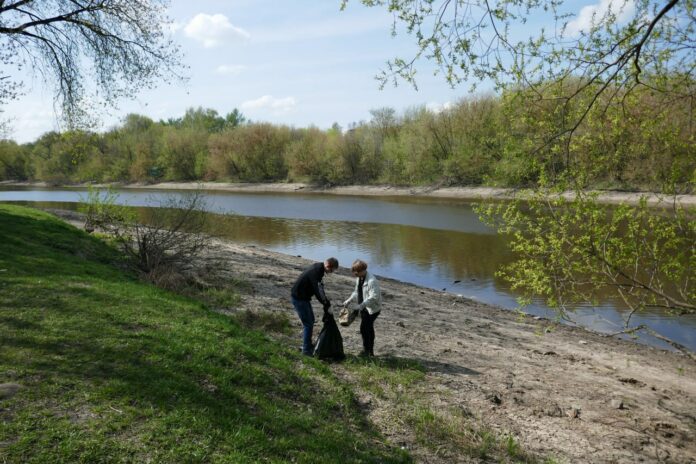 В Подольске студенты очистили берегу реки Пахры от мусора