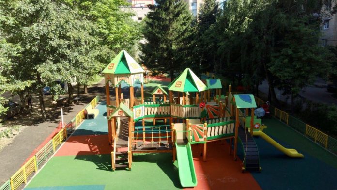 В Климовске завершаются работы по строительству детской игровой площадки