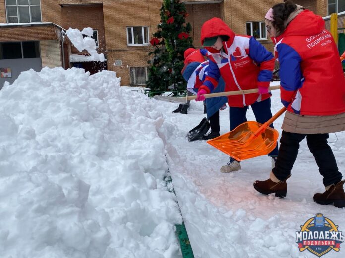 Волонтеры помогают расчистить территории после снегопадов