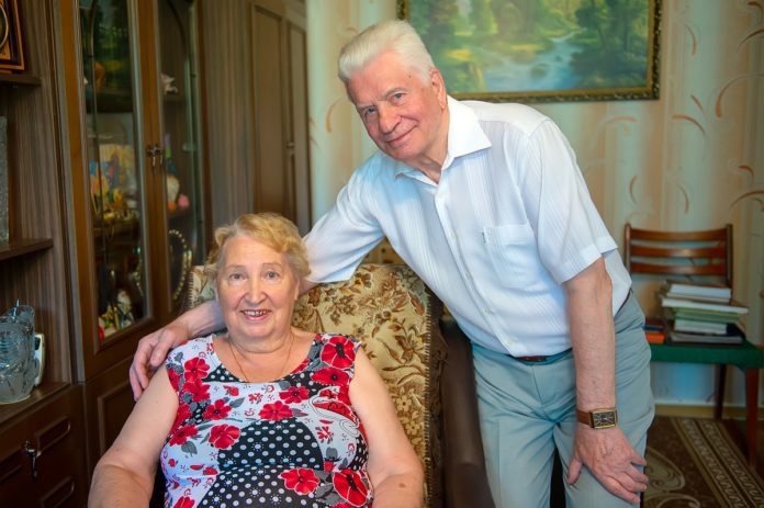 Глава округа поздравил с Днем семьи, любви и верности супругов Бориса и Маргариту Борисовых