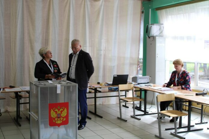 Павел Максимович посетил избирательные участки в микрорайоне Климовск