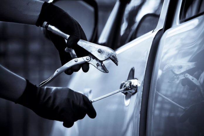 Подольские полицейские задержали подозреваемого в повреждении автомобиля